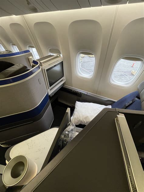 Review: United 777 Domestic First (Polaris) Los Angeles .